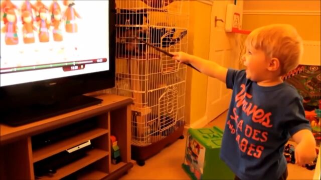 魔法の杖を振るとテレビが止まる!動く!魔法が使えて大はしゃぎする男の子が可愛い