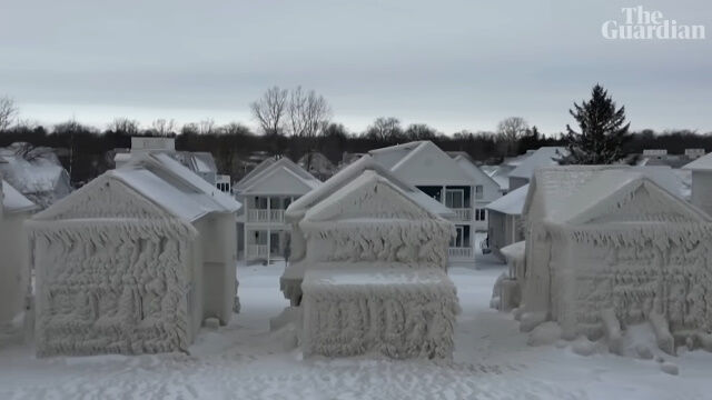 湖畔の家がガチガチに凍り付いてしまった風景。カナダ、オンタリオ州にて、湖の水を猛吹雪が巻き上げた結果