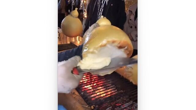 ヒョウタンみたいなチーズを炭火で炙って溶かす、イタリアのストリートフードが美味しそう