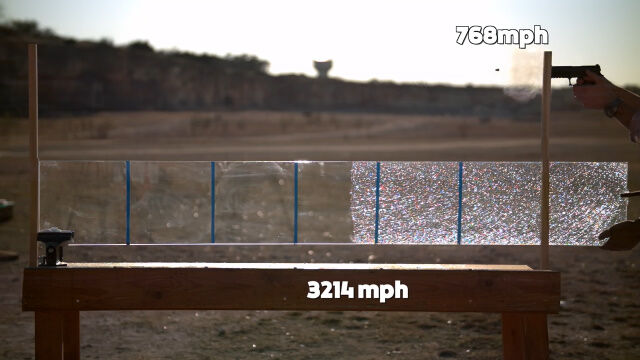 「銃弾の速度」よりも「ガラスがひび割れる速度」の方が速いという、驚きのスローモーション映像