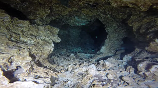 暗く狭き水中洞窟を進む、スキューバダイバー視点の映像が恐ろしい