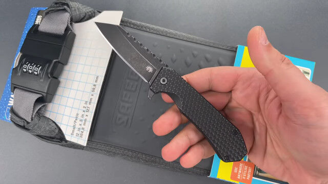 さすがに作りが甘すぎるのでは?「防刃使用のポータブル貴重品入れ」をナイフで切り、強度を確認した映像