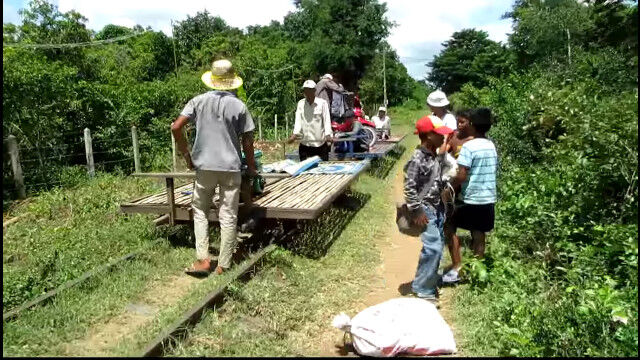 床が竹、壁も天井もないカンボジアのバンブー・トレインが対向車両と遭遇したらこうなる