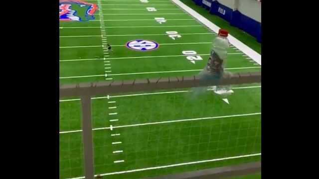 ペットボトルを狙い撃つ、プロのアメフト選手のシュートが想像以上に凄かった