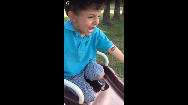 小さなカエルを怖がる息子を助けようとしたお母さんの誤算