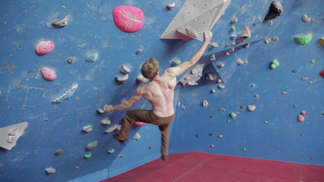 いい意味でサルみたい!鍛え抜かれた細マッチョ、ルイス・パーキンソンのボルダリングがすごい