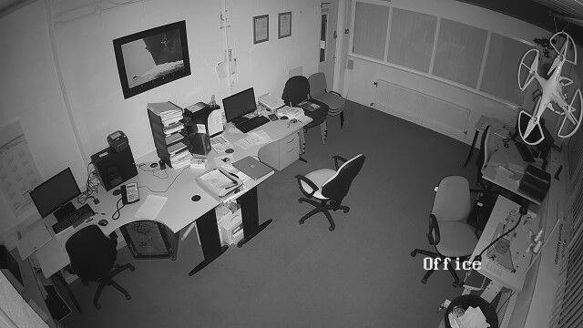 これは怖い。深夜のオフィスでノートパソコンのバッテリーが爆発、炎上する防犯カメラ映像