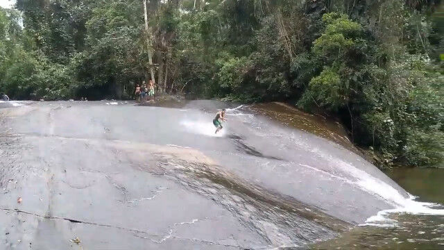 天然のウォータースライダーとして楽しめるブラジルの滝、トボガ
