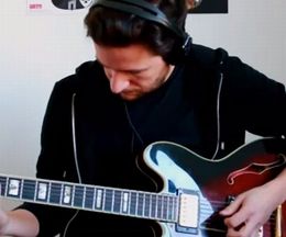ギター少年は絶対見ておくべき、90年代の名曲を集めたギター・リフ50選
