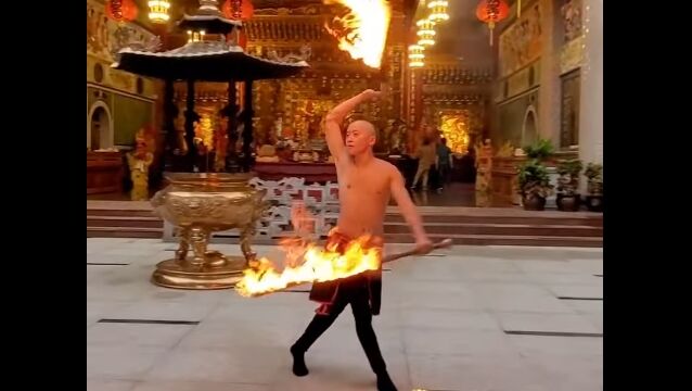 両手に装備した炎の剣を優雅に操る台湾のダンサー