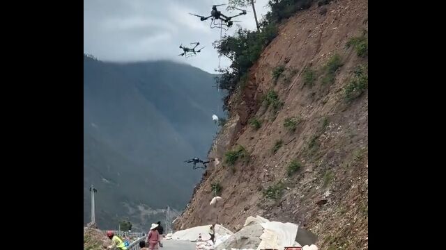ドローンを使って資材を運ぶ、中国の道路工事