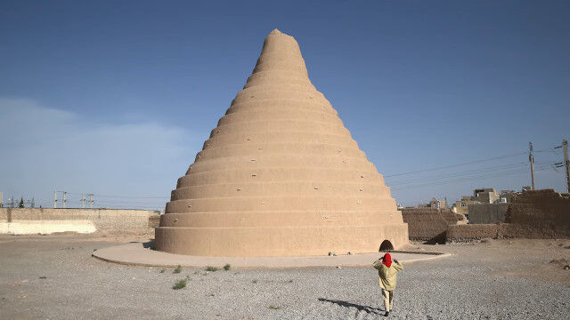 砂漠の中で氷を生み出す、紀元前400年に作られた製氷施設「ヤフ・チャール」