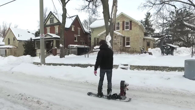 ジェットの力で推進!モータージェットを装着したスノーボードで雪上を走行してみた