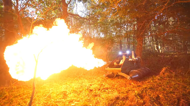 2本のドリルで進む1人乗り自作ドリルタンクに武器を搭載、本当に兵器にしてしまった発明男のコリン・ファーズさん