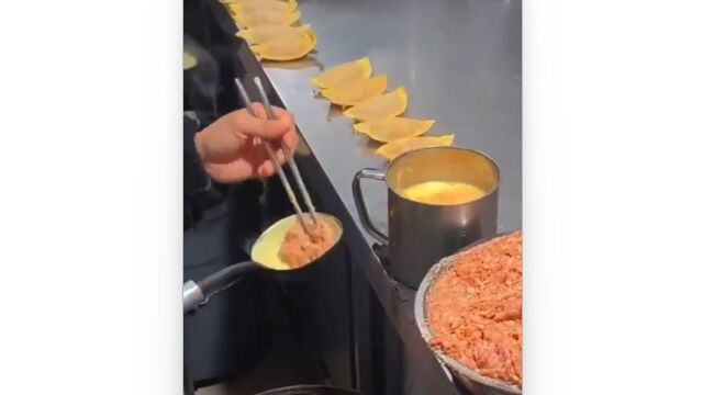 お玉を熱して溶き卵を焼き、具を乗せて包む卵餃子