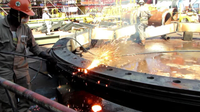 4,000度を超える高温で分厚い鉄をも溶かす、酸素ランスで巨大ベアリングを切断する作業風景