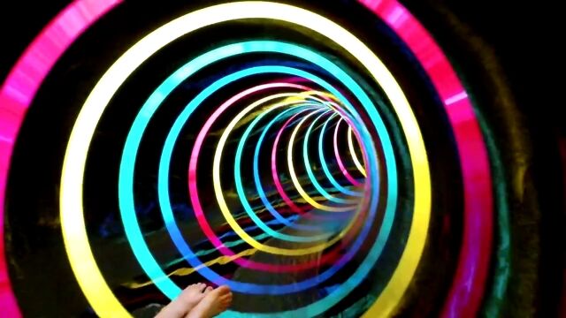 ワープホールに入った気分。内部にLEDを仕込んだウォータースライダーが格好いい