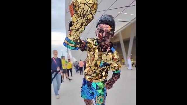 サッカーワールドカップの応援に現れた、CGみたいにギラギラしたコスプレが凄い