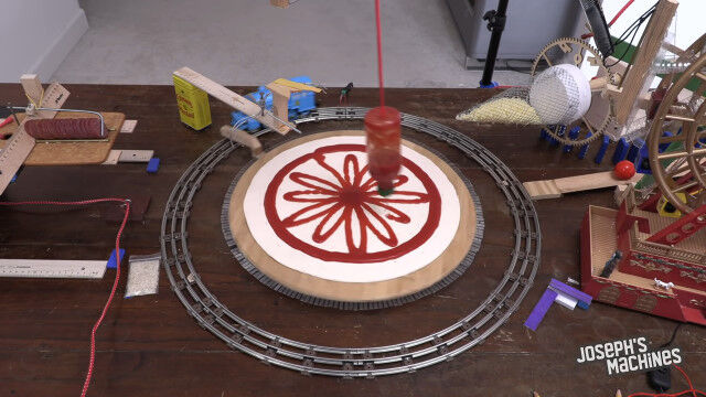 ピザ生地の上に自動的に具材を乗せてくれるルーブ・ゴールドバーグ・マシン