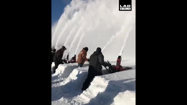 除雪機で雪を取り除くスピードを競うというカナダのレース競技