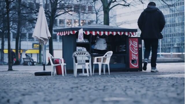 小人のお店みたいでカワイイ!小さなコーラを小さなキオスクで売る、コカ・コーラの面白プロモーション