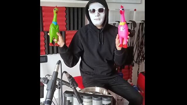 ドラムスティックの代わりにゴム製チキンで叩くという、音楽界の新たな可能性