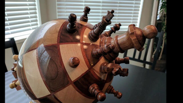チェス盤を球体にしてしまうという発想が面白い、特殊ルールのチェス盤 Globe Chess Board