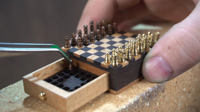 手のひらに収まるくらい小さなチェス盤を作る職人技が凄い
