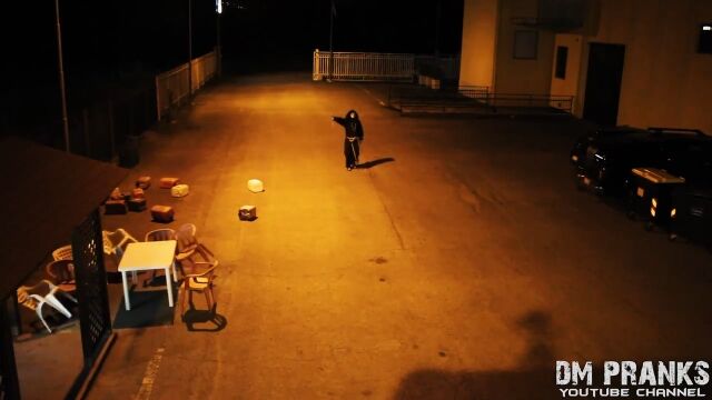 ひと気のない夜道に現れる邪悪な念動力者が恐ろしいホラードッキリ映像