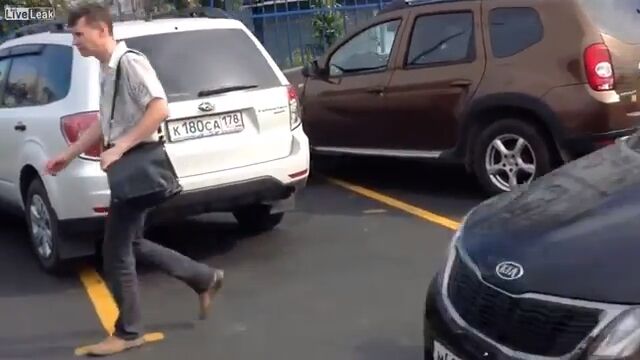 やっぱりロシアの駐車場は一味違うぜ!