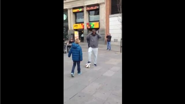 サッカー少年も大感激!サッカーボールで一緒に遊んでくれたヒゲモジャのおっさんが、実は変装したクリスティアーノ・ロナウドだった