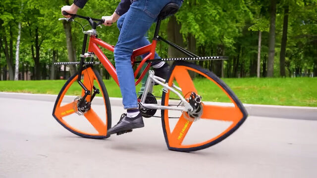 三角形のタイヤをした自作自転車。意外と安定して走れるのが凄い