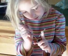 ピッキングのスキルを身につけた5歳の女の子による、南京錠の錠前破り