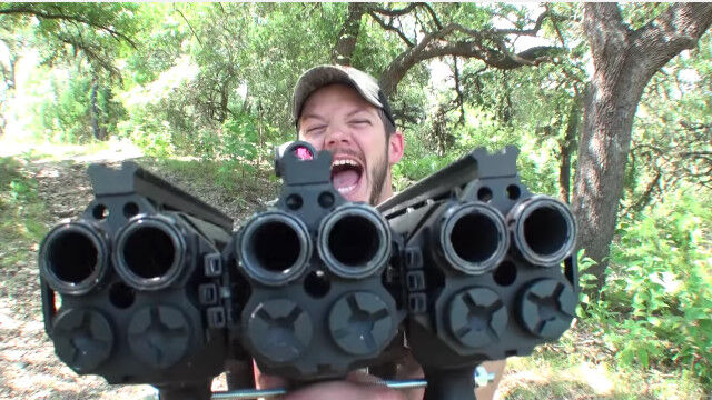 6本の銃身が火を噴く!ダブルバレル・ショットガンを3丁連結した、自作の6バレル・ショットガン