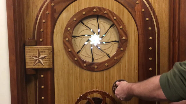 これはアガる！木で作った潜水艦の扉「ノーティカル・ドア」が格好良すぎる