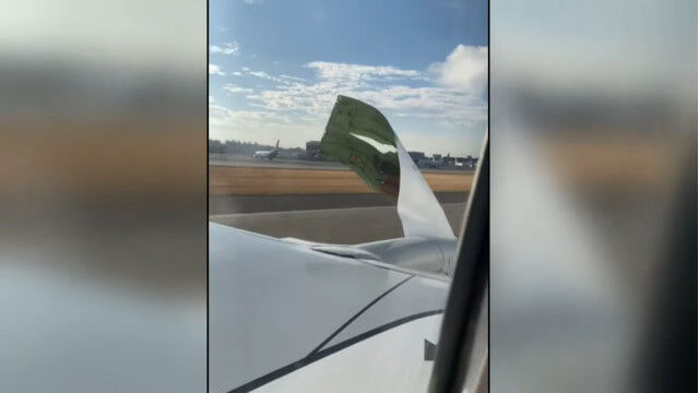 旅客機の窓からエンジンカバーが剥がれ落ちる恐ろしい光景