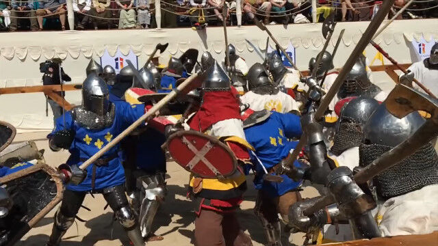 金属鎧に身を包み、武器を手に殴り合う。過激な団体戦格闘スポーツ、フルコンタクト・ソードファイトの試合風景