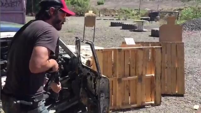 さすが“殺し屋”で“救世主”!俳優キアヌ・リーブスの射撃トレーニングが凄い