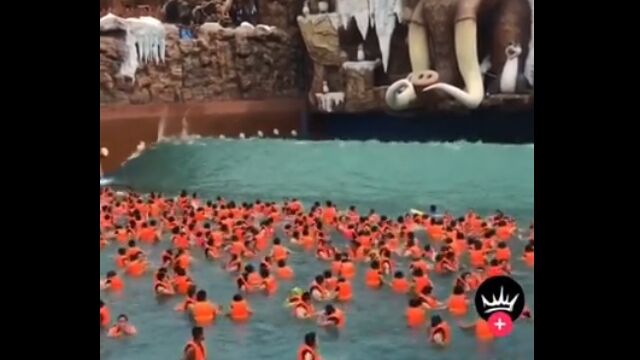 中国の波のプール、死傷者が出そうな勢いで凄い