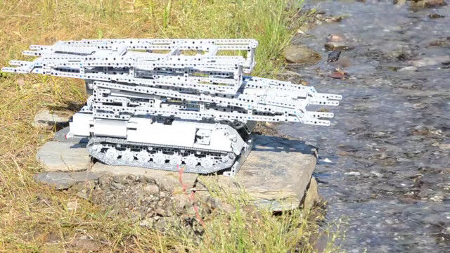 即座に橋を架けて渡る。レゴで作った架橋戦車、ブリュッケンレーゲパンツァー・ビーバーで本物の川を渡ってみた