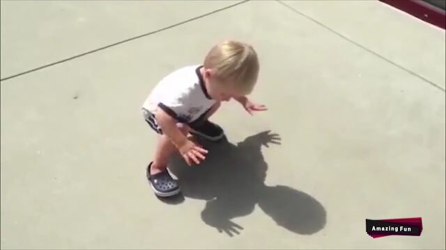 これは可愛い。幼児たちが初めて自分の影を認識した瞬間　その2