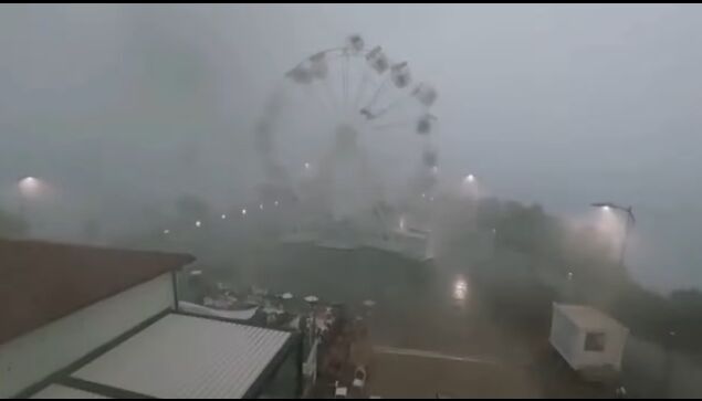 激しい風によって観覧車が回転、ゴンドラが揺れまくる恐ろしい光景 イタリア、トスカーナ州
