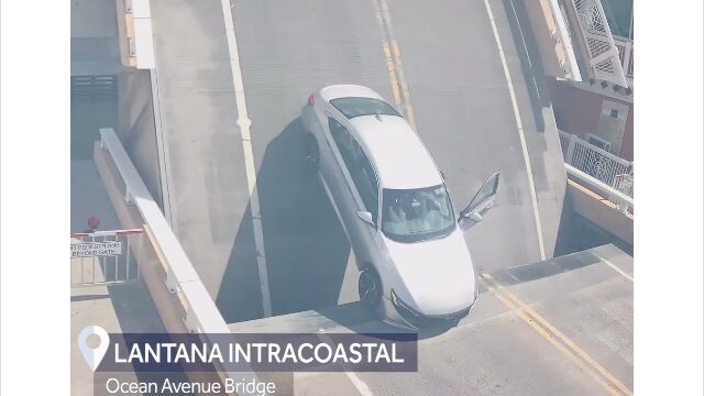 跳ね橋の途中で停車した車、そのまま跳ね上がった橋によって滑り落とされる