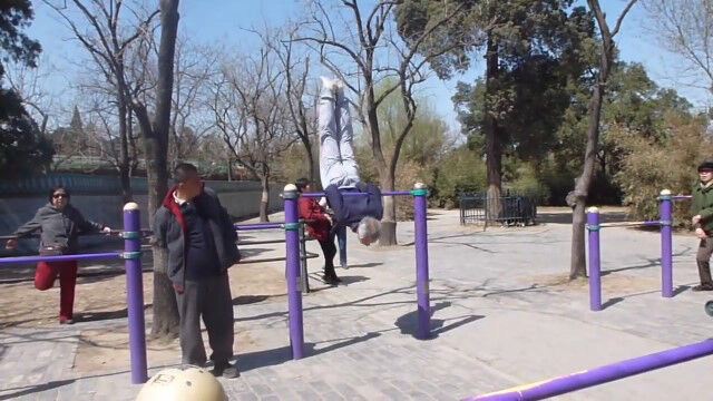 中国は普通の公園にも達人がいるんだなぁという映像