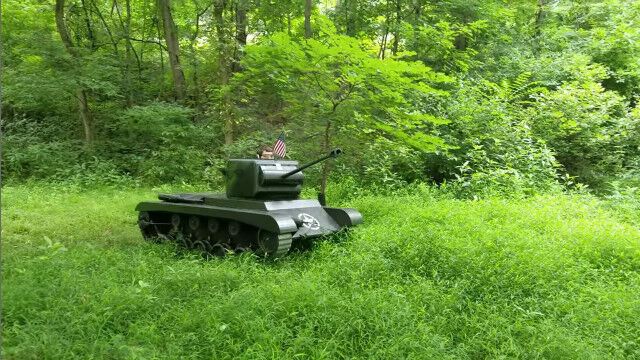 17歳の高校生が14カ月かけて自作した、ちゃんと走る小型戦車が凄い