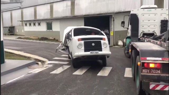 車ってこんな状態でも走れるものなんだ……