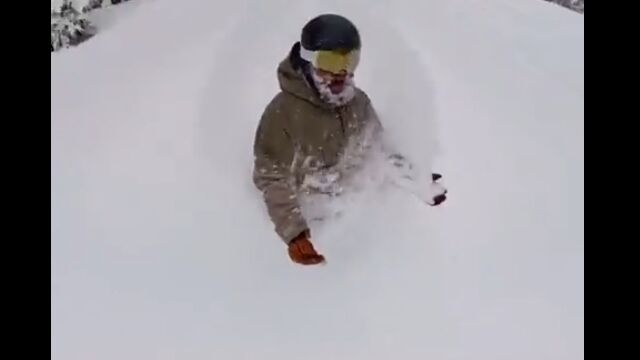 極上のパウダースノーは腰まで埋まっててもこんなに滑れる