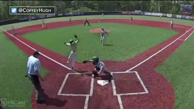 キャッチャーを飛び越えて華麗にホームインする野球少年のスーパープレイが素晴らしい