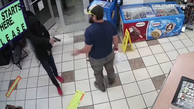 拳銃を持って米アリゾナ州のガソリンスタンドに押し入った強盗、レジ待ちをしていた元海兵隊員に捕獲される