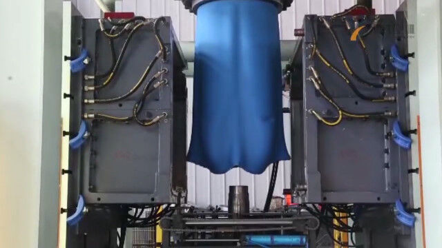 風船のように膨らませて型取りする、大型の貯水タンクを作るブロー成形機が面白い